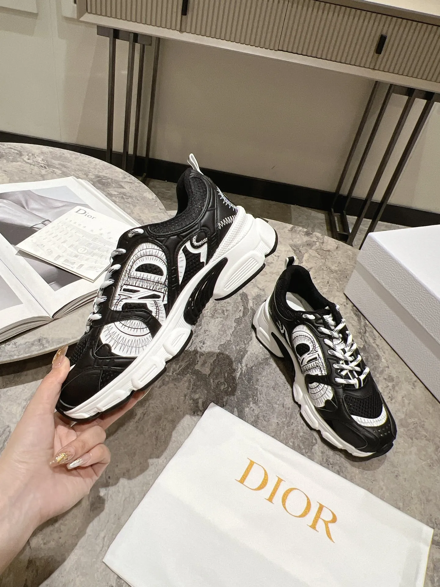 👟👟Ex-factory price 600👟👟 The latest hot model, the star model 2024 main hot product, the newly released Dior Chrono new casual sports shoes, running shoes, dad shoes are really cool, full of futuristic feeling! Really cool! Once again interpreting Dior's concept of cool fashion, the lucky star will bless you with good luck. The new EVA sole is super light and super soft! A perfect replica of the original! Fully matched material and mold! ! Women’s size: 35-39 (40.41 customized)